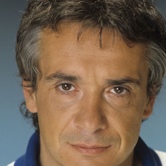 Archives - En France, à Paris, Michel Sardou en studio en décembre 1986.