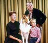 June Lockhart, célèbre pour ses rôles dans les séries Lassie et Perdus dans l’espace, est décédée à l’âge de 100 ans à son domicile de Santa Monica, en Californie. 

LASSIE, de gauche à droite : June Lockhart, Lassie, Hugh Reilly, Jon Provost. / TV Guide /Courtesy Everett Collection/ABACAPRESS.COM