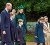 Depuis leur somptueux mariage, les tourtereaux ont aussi accueilli trois adorables enfants qui font l'immense fierté de la couronne britannique et de ses fidèles sujets : George (2013), Charlotte (2015) et Louis (2018).
Mia Grace Tindall, Catherine (Kate) Middleton, princesse de Galles, Prince Louis, Princesse Charlotte, Prince George, Le prince William, prince de Galles - La famille royale britannique se rend à la messe de Noël à Sandringham le 25 décembre 2024. (ALPHA AGENCY / BESTIMAGE).