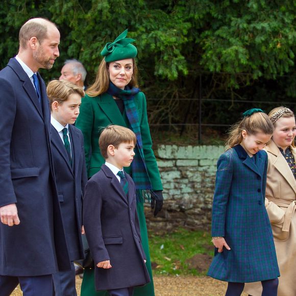 Depuis leur somptueux mariage, les tourtereaux ont aussi accueilli trois adorables enfants qui font l'immense fierté de la couronne britannique et de ses fidèles sujets : George (2013), Charlotte (2015) et Louis (2018). 

Mia Grace Tindall, Catherine (Kate) Middleton, princesse de Galles, Prince Louis, Princesse Charlotte, Prince George, Le prince William, prince de Galles - La famille royale britannique se rend à la messe de Noël à Sandringham le 25 décembre 2024. (ALPHA AGENCY / BESTIMAGE).