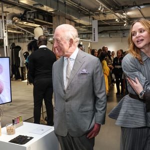 Le roi Charles III d'Angleterre, accompagné de Stella McCartney, visite une exposition célébrant l'innovation britannique durable lors de la Fashion Week à Londres, quelques heures après l'arrestation de son frère, A.Mountbatten-Windsor, le 19 février 2026.
PA Photo/ Bestimage