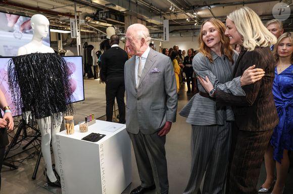 Le roi Charles III d'Angleterre, accompagné de Stella McCartney, visite une exposition célébrant l'innovation britannique durable lors de la Fashion Week à Londres, quelques heures après l'arrestation de son frère, A.Mountbatten-Windsor, le 19 février 2026.
PA Photo/ Bestimage