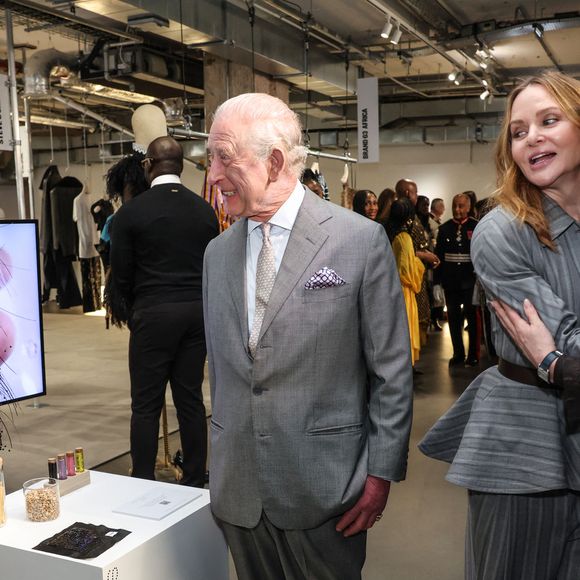 Le roi Charles III d'Angleterre, accompagné de Stella McCartney, visite une exposition célébrant l'innovation britannique durable lors de la Fashion Week à Londres, quelques heures après l'arrestation de son frère, A.Mountbatten-Windsor, le 19 février 2026.
PA Photo/ Bestimage