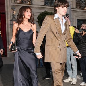 Cruz Beckham et sa compagne Jackie Apostel sortent de l'hôtel La Réserve Paris - Hotel and Spa pour se rendre au défilé de Victoria en marge de la Fashion Week de Paris (PFW), à Paris, France, le 7 mars 2025. © Cyril Moreau/Bestimage