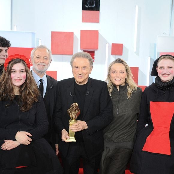 Les téléspectateurs de France 3 ont été privés de "Vivement Dimanche" pendant deux semaines consécutives.

Exclusif - Francis Huster, Michel Drucker et Nelson Monfort, Caroline Vigneaux et la troupe de la pièce "le Cid petent 1 cable" lors de l'enregistrement de l'émission "Vivement dimanche" au studio Rive Gauche. © Guillaume Gaffiot/Bestimage