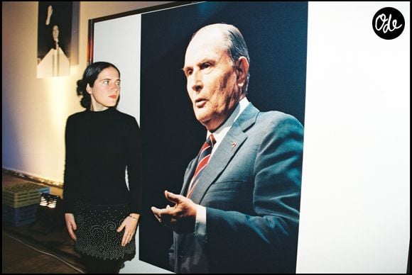 Avec le temps, cette maison est devenue un symbole de “refuge de stars” avant l’heure, associant luxe discret, secret et mémoire intime.

ARCHIVES - MAZARINE PINGEOT DEVANT UNE AFFICHE PORTRAIT DE FRANCOIS MITTERRAND, A LA SOIREE DU 2EME ANNIVERSAIRE DE LA MORT DE FRANCOIS MITTERRAND . MAX COLIN / BESTIMAGE