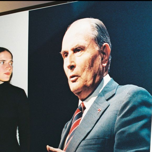 Avec le temps, cette maison est devenue un symbole de “refuge de stars” avant l’heure, associant luxe discret, secret et mémoire intime.

ARCHIVES - MAZARINE PINGEOT DEVANT UNE AFFICHE PORTRAIT DE FRANCOIS MITTERRAND, A LA SOIREE DU 2EME ANNIVERSAIRE DE LA MORT DE FRANCOIS MITTERRAND . MAX COLIN / BESTIMAGE
