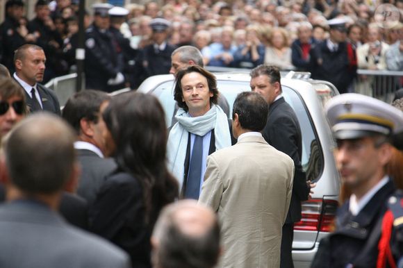 Bruno Finck, compagnon de Jean-Claude Brialy, est mort en 2021 et une bataille d'héritage a suivi.
Bruno Finck arrive à la messe d'enterrement de son compagnon, l'acteur français Jean-Claude Brialy, qui s'est tenue à l'église Saint-Louis en l'Ile à Paris, France, le 4 juin 2007. Photo ABACAPRESS.COM