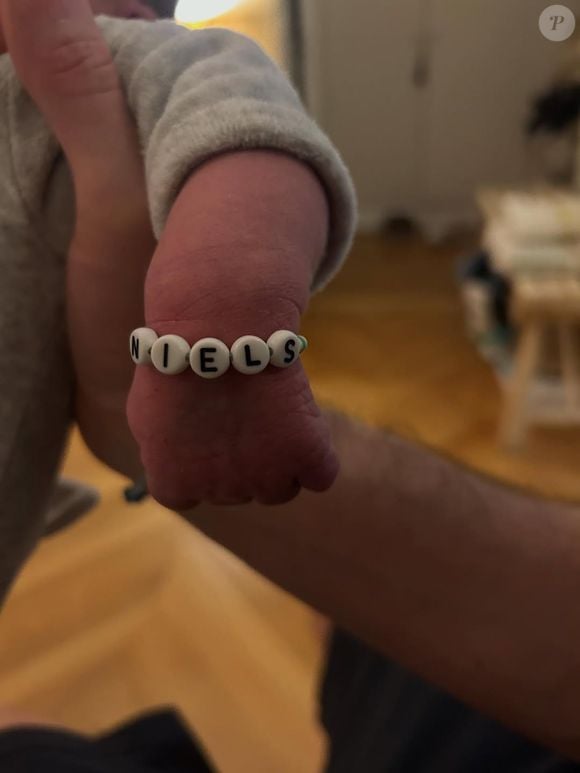 Le petit garçon s'appelle Niels.

Justine Salmon a annoncé avoir donné naissance à un petit garçon.