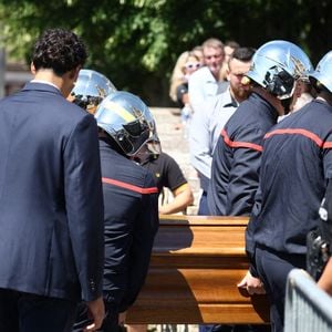 Son cercueil fut porté par les pompiers dont il était un fervent défenseur.

Raphael Lafargue/ABACAPRESS.COM