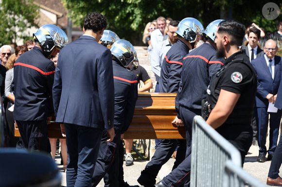 Son cercueil fut porté par les pompiers dont il était un fervent défenseur.

Raphael Lafargue/ABACAPRESS.COM