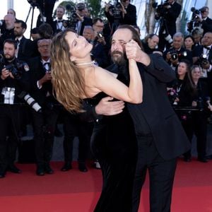 Parmi les apparitions les plus commentées de la soirée, Laetitia Casta a fait sensation dans une somptueuse robe bustier noire entièrement sertie de strass. 

Vincent Macaigne et Laetitia Casta - Montée des marches du film « Karma » lors du 79ème Festival International du Film de Cannes, le 15 mai 2026. © Olivier Borde / Bestimage