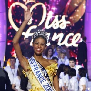 L'élection de Miss France 2009 a eu lieu le 6 décembre 2008 au théâtre du Puy du Fou en Vendée. La gagnante du concours Miss France 2009 est Chloe Mortaud, Miss Albigeois qui a recu la couronne avec beaucoup d'emotion. Photo Patrick Bernard/Abaca