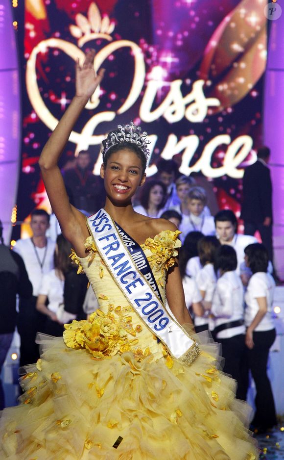 L'élection de Miss France 2009 a eu lieu le 6 décembre 2008 au théâtre du Puy du Fou en Vendée. La gagnante du concours Miss France 2009 est Chloe Mortaud, Miss Albigeois qui a recu la couronne avec beaucoup d'emotion. Photo Patrick Bernard/Abaca