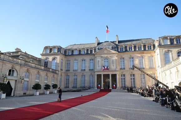 Un tapis rouge est installé à l'entrée du palais de l'Elysée en amont de l'arrivée du pape Léon XIV à Paris le 25 septembre 2026. 

© Cyril Moreau-Dominique Jacovides/Bestimage