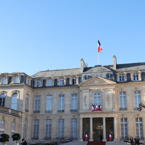 Un tapis rouge est installé à l'entrée du palais de l'Elysée en amont de l'arrivée du pape Léon XIV à Paris le 25 septembre 2026. 

© Cyril Moreau-Dominique Jacovides/Bestimage