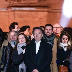 Paris a célébré le Nouvel An avec un spectacle musical, un mapping vidéo sur l’Arc de Triomphe et un feu d’artifice sur les Champs‑Élysées.

Exclusif - Stéphane Bern présente l'émission "La Grande Soirée du 31 de Paris" diffusée sur France 2 sur les Champs-Elysées, en présence de Anne Hidalgo et Gil Alma, à Paris, France. © Jack Tribeca/BHM/Bestimage