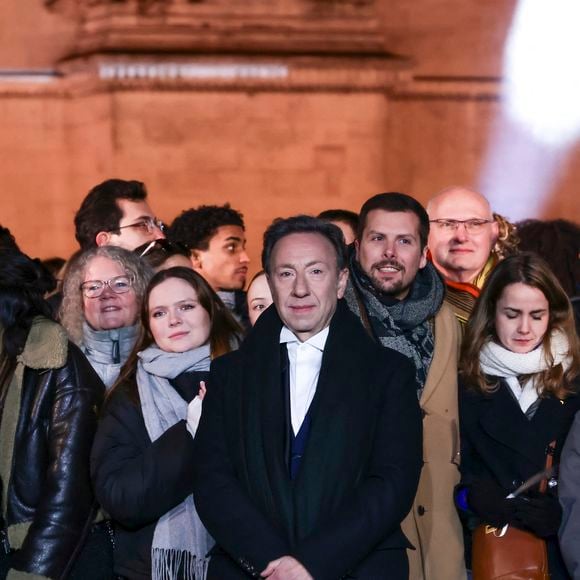 Paris a célébré le Nouvel An avec un spectacle musical, un mapping vidéo sur l’Arc de Triomphe et un feu d’artifice sur les Champs‑Élysées.

Exclusif - Stéphane Bern présente l'émission "La Grande Soirée du 31 de Paris" diffusée sur France 2 sur les Champs-Elysées, en présence de Anne Hidalgo et Gil Alma, à Paris, France. © Jack Tribeca/BHM/Bestimage