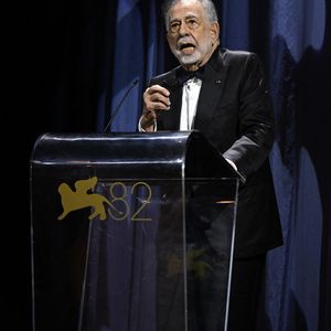 27 août 2025, Venise, Italie : le réalisateur américain Francis Ford Coppola prononce un discours lors de la cérémonie de remise du Lion d’or pour l’ensemble de sa carrière au 82ᵉ Festival international du film de Venise, Italie, le 27 août 2025. 

© ANSA / Riccardo Antimiani (© ANSA via ZUMA Press / Bestimage).