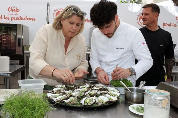 Les Chefs à Saint-Tropez fêtent les producteurs - Démonstration culinaire avec La Cheffe Stéphanie Le Quellec - La Scène - Paris et Les Candidats Quentin Maufrais et Jorick Dorignac - TopChef 2024, le 6 mai 2024, place des Lices à Saint-Tropez.

Photo : Quentin Maufrais et Stéphanie Le Quellec © Jean-Marc Lhomer/Bestimage