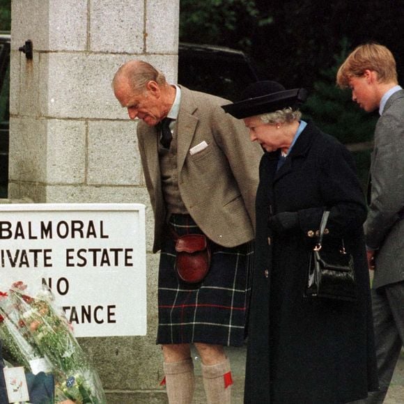 La Reine et le Duc d'Edimbourg regardent les hommages floraux à Diana, Princesse de Galles, au Palais de Buckingham à Londres, Royaume-Uni, le 5 septembre 1997. Photo par UPPA/Photoshot/ABACAPRESS.COM