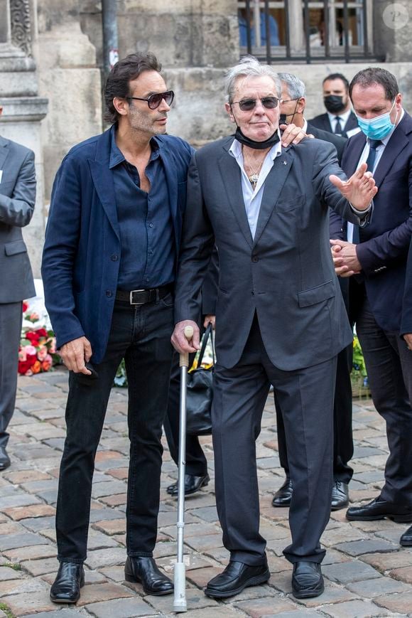 Anthony Delon, Alain Delon - Obsèques de Jean-Paul Belmondo en en l'église Saint-Germain-des-Prés, à Paris le 10 septembre 2021.

© Cyril Moreau / Bestimage