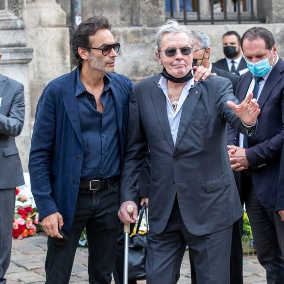 Anthony Delon, Alain Delon - Obsèques de Jean-Paul Belmondo en en l'église Saint-Germain-des-Prés, à Paris le 10 septembre 2021.

© Cyril Moreau / Bestimage