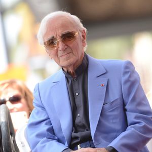 Cet investissement était stratégique et permettait de générer des revenus via diffusions, reprises et utilisations commerciales.

Charles Aznavour reçoit son étoile sur le Hollywood Walk of Fame à Los Angeles, le 24 août 2017.
© Chris Delmas/Bestimage