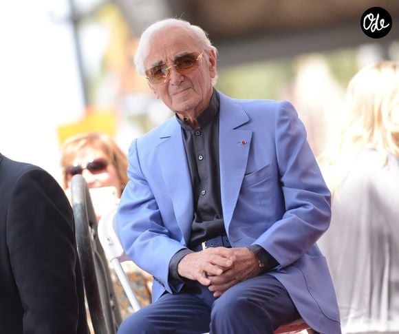Cet investissement était stratégique et permettait de générer des revenus via diffusions, reprises et utilisations commerciales.

Charles Aznavour reçoit son étoile sur le Hollywood Walk of Fame à Los Angeles, le 24 août 2017.
© Chris Delmas/Bestimage