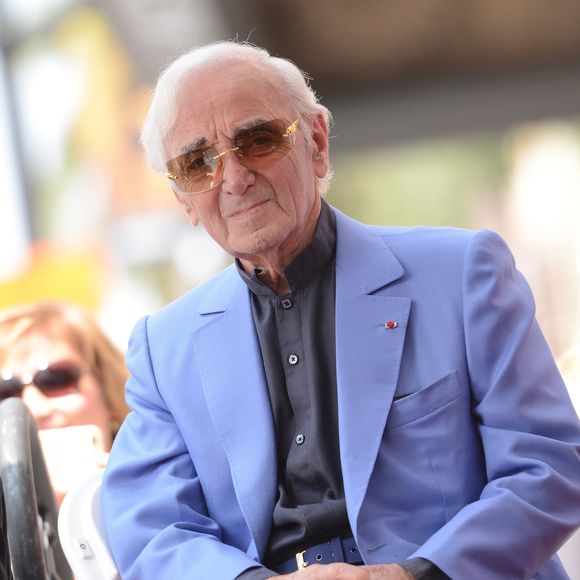 Cet investissement était stratégique et permettait de générer des revenus via diffusions, reprises et utilisations commerciales.

Charles Aznavour reçoit son étoile sur le Hollywood Walk of Fame à Los Angeles, le 24 août 2017.
© Chris Delmas/Bestimage