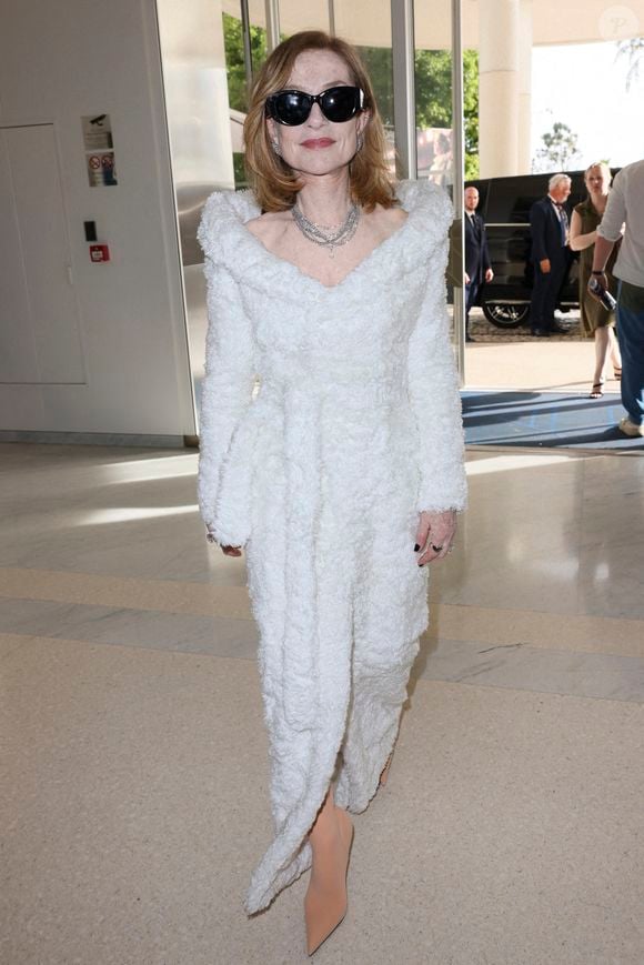 Isabelle Huppert est aperçue à l'hôtel Martinez lors du 77e Festival de Cannes le 19 mai 2024 à Cannes, France. Photo by Marco Piovanotto/ABACAPRESS.COM