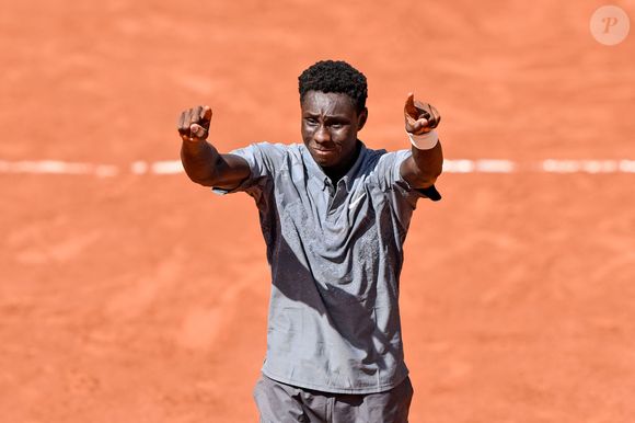 Il a plaisanté en disant qu’il aimerait jouer son match le matin.

Moïse Kouame héroïque file au 3ème tour des Internationaux de France de Tennis de Roland Garros 2026, à Paris, France, le 28 mai 2026. © Chryslene Caillaud/Psnewz/Bestimage