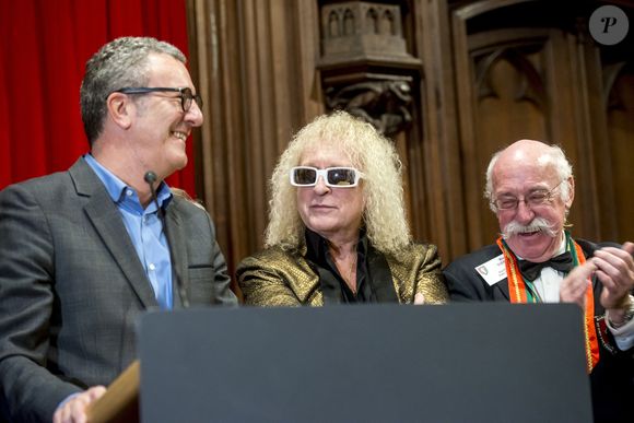 Le bourgmestre de Bruxelles Yvan Mayeur assiste à la réception en l'honneur de Michel Polnareff à l'hôtel de ville de Bruxelles devant la statue Manneken Pis sera habillé comme le chanteur français, le 17 novembre 2016, à Bruxelles, en Belgique. Photo par Danny Gys/Reporters/ABACAPRESS.COM