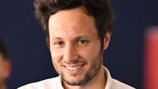 “Vianney c’est un génie !” : Mathieu Madénian ironise sur la construction de la cabane du chanteur et s’adresse à lui pour une demande originale