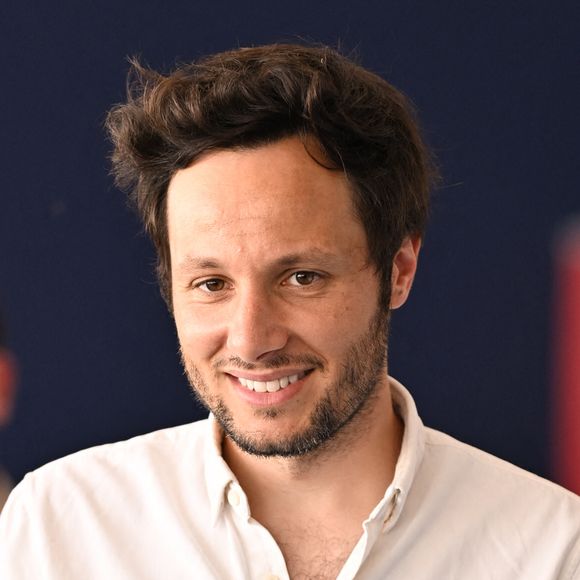 À 35 ans, Vianney vient officiellement de terminer la construction de sa propre cabane. Un projet titanesque réalisé de ses mains durant neuf mois de travail acharné.

Exclusif - Vianney dans la tente VIP lors du Longines Paris Eiffel Jumping au pied de la Tour Eiffel sur le Champ-de-Mars à Paris, France.

© Perusseau-Veeren/Bestimage