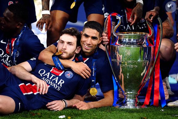 Khvicha Kvaratskhelia et Achraf Hakimi du Paris Saint-Germain avec le trophée après avoir remporté la finale de l'UEFA Champions League à la Munich Football Arena, Munich, Allemagne. Date de la photo : samedi 31 mai 2025. ... © Mike Egerton/PA Wire.