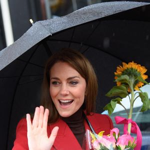 Catherine (Kate) Middleton, princesse de Galles, éclate de rire à la sortie du marché de Pontypridd, accompagnée du prince William, prince de Galles, le 26 février 2025. 
GOFF INF / BESTIMAGE
