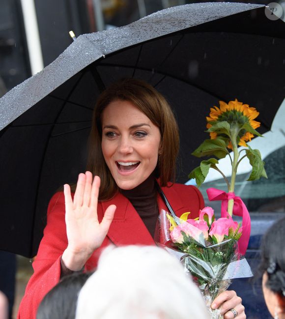 Catherine (Kate) Middleton, princesse de Galles, éclate de rire à la sortie du marché de Pontypridd, accompagnée du prince William, prince de Galles, le 26 février 2025. 
GOFF INF / BESTIMAGE