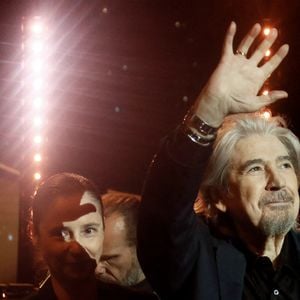 Exclusif - Serge Lama et sa femme Luana Santonino lors de l'enregistrement de l'émission "Serge Lama, le dernier rappel" présentée par F. Bollaert, diffusée le vendredi 21 novembre 2025 sur France 3 à 21h10, au théâtre Marigny à Paris, France, le 29 avril 2025. © Clovis-Moreau/Bestimage