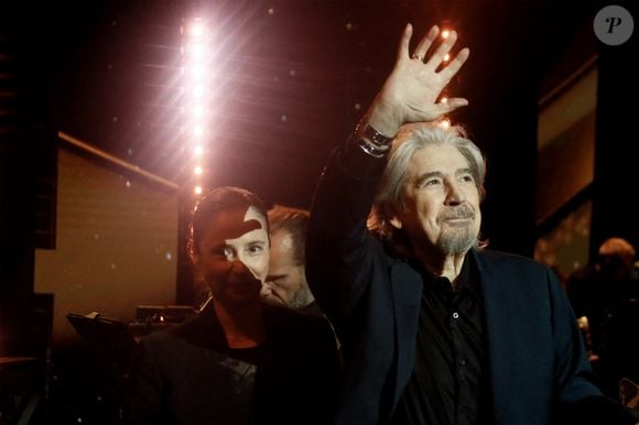 Exclusif - Serge Lama et sa femme Luana Santonino lors de l'enregistrement de l'émission "Serge Lama, le dernier rappel" présentée par F. Bollaert, diffusée le vendredi 21 novembre 2025 sur France 3 à 21h10, au théâtre Marigny à Paris, France, le 29 avril 2025. © Clovis-Moreau/Bestimage