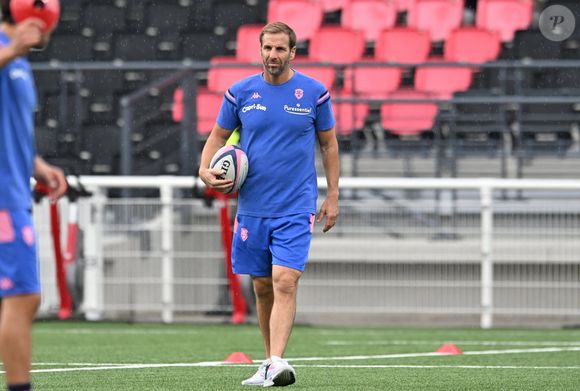 Leur rencontre s'est faite lorsque le joueur portait les couleurs du club de rugby de Pau. Il est ensuite devenu consultant pour la Coupe du monde 2007...

Gonzalo Quesada à Lyon le 24 septembre 2022. Crédit Frederic Chambert / Panoramic / Bestimage