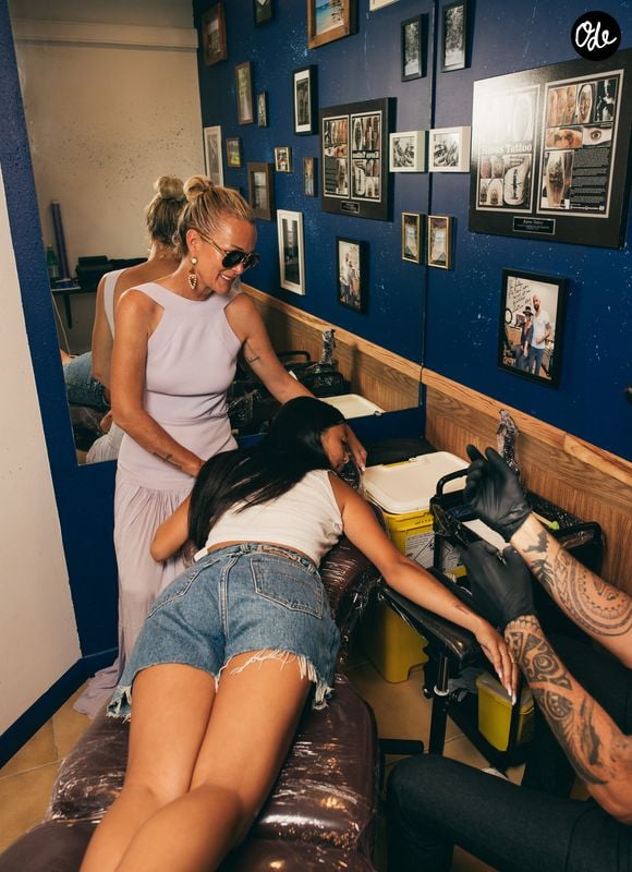 Exclusif -  Jade et Joy, les filles de Laeticia Hallyday, se sont fait tatouer « Mamour » en hommage à l’histoire d’amour de leurs parents. Laeticia a toujours appelé Johnny « Mamour ». 
Saint-Barthélemy, le 14 août 2025

© Sam Delpech / Bestimage
