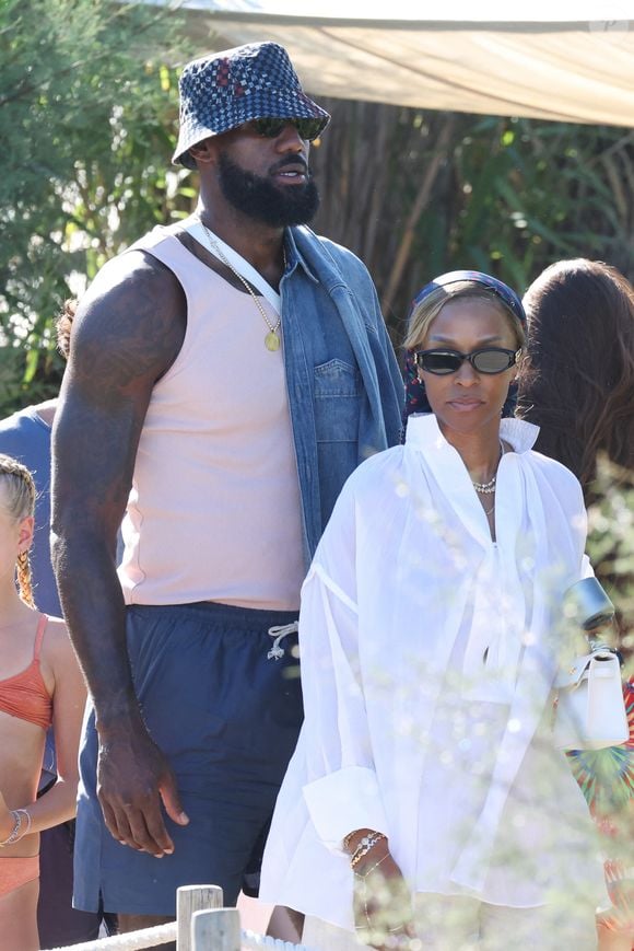 Lebron James et sa femme Savannah Brinson arrivent au Club 55 sur la plage de Pampelonne à Saint-Tropez (Ramatuelle), Côte d'Azur, France, le 22 juillet 2025. © Agence / Bestimage