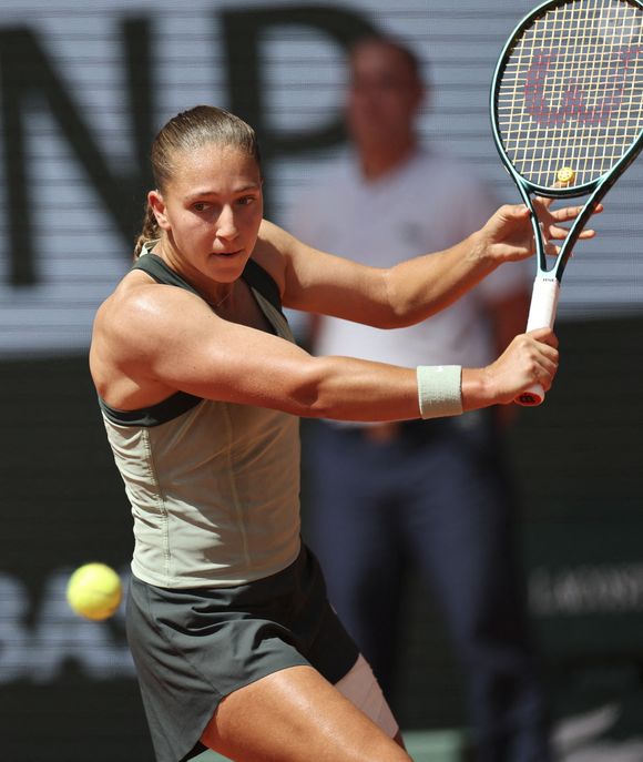 Diane Parry frappe un retour pendant le match du troisième tour du simple dames entre Diane Parry de la France et Amanda Anisimova des États-Unis au tournoi de tennis de Roland Garros, Paris, France, 30 mai 2026. 

Photo par Xinhua/ABACAPRESS.COM/Wu Huiwo)