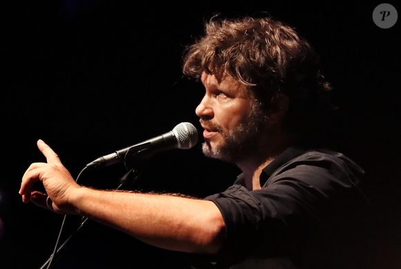 Exclusif - Bertrand Cantat (ex-membre du groupe "Noir Désir" et actuel membre du groupe "Détroit") fait une pause dans sa carrière musicale et se lance dans une tournée de lecture de textes poétiques avec deux musiciens autour de lui. Son nouveau spectacle de lecture (Condor Live) est tiré du livre "Condor" de Caryl Ferey. C'est une oeuvre allégorique et hallucinée, d'un couple fuyant la mort dans le Chili d'après Pinochet. Cenon, le 22 septembre 2016.
© Patrick Bernard/ Bestimage