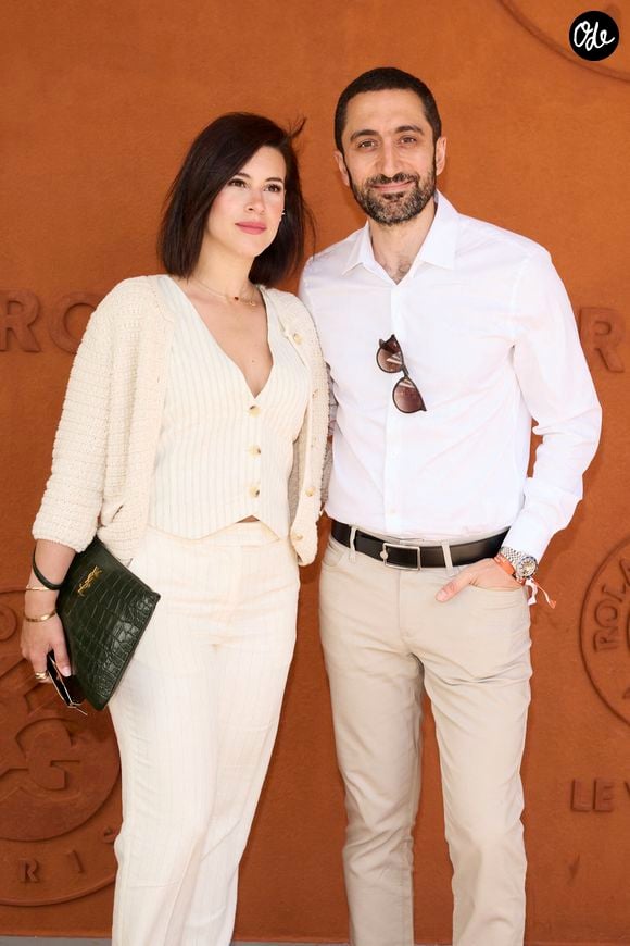 L'animateur est en effet accusé de violences physiques et psychologiques sur son ex-compagne et cela lui a coûté sa place à l'antenne.

Jimmy Mohamed et sa femme Souailla au village lors des Internationaux de France de tennis de Roland Garros 2024, à Paris, France, le 26 mai 2024.
© Jacovides-Moreau/Bestimage