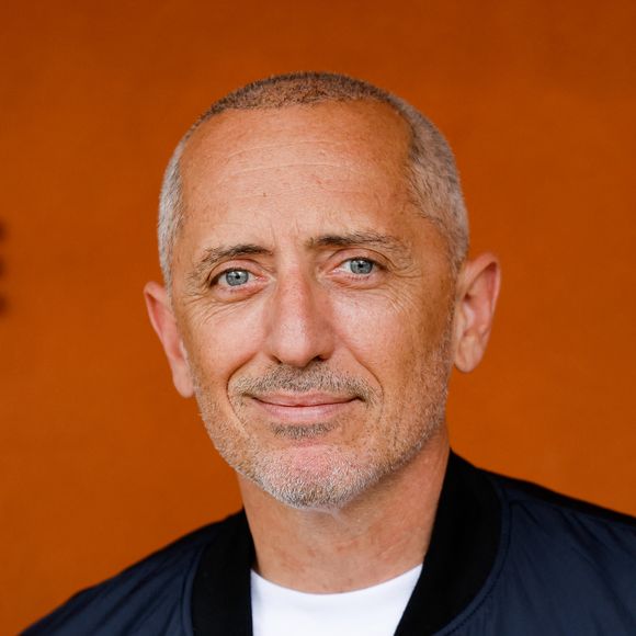 À 55 ans, Gad Elmaleh continue d'enchaîner les succès : vie de famille, spectacles, chroniques sur France Inter... mais pas que !

Gad Elmaleh au village lors des Internationaux de France de Tennis de Roland Garros 2025, à Paris. 

© Cyril Moreau/Bestimage