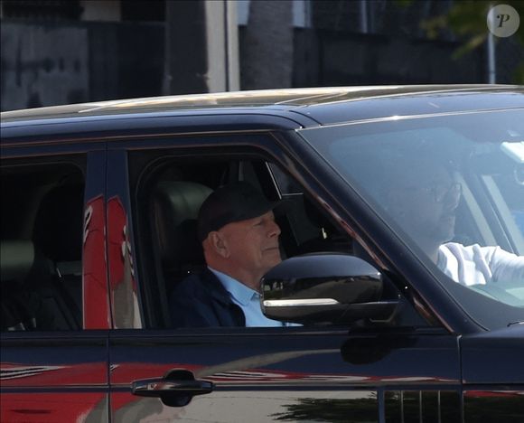 Studio city, CA - EXCLUSIF - Bruce Willis a été vu en train de boire un verre pendant environ une heure à Studio City, accompagné de deux gardes du corps. (Backgrid USA / Bestimage).