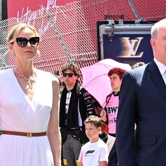 Aux côtés du prince Albert II, elle a participé aux cérémonies officielles sur le circuit.

Le prince Albert II de Monaco et la princesse Charlène de Monaco - Formula 1 Louis Vuitton Grand Prix de Monaco 2026 le 7 juin 2026. © Bruno Bebert/Bestimage