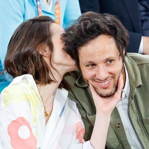 Le chanteur Vianney et sa femme Catherine Robert en tribunes lors des Internationaux de France de Tennis de Roland Garros 2025, à Paris, France, le 6 juin 2025. © Jacovides-Moreau/Bestimage